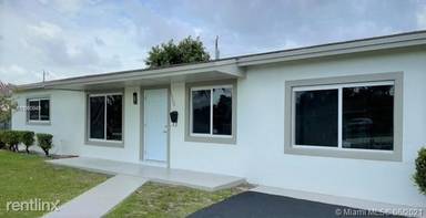 Main picture of 15900 SW 102nd Ave