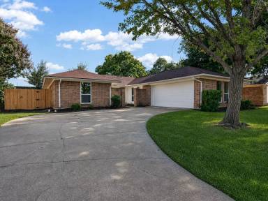 Main picture of 7202 Lakeshore Dr
