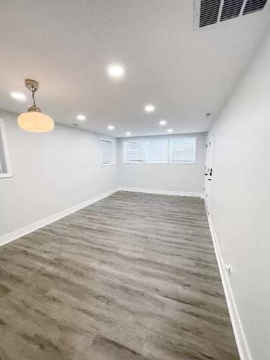 Main picture of 5735 W Addison St