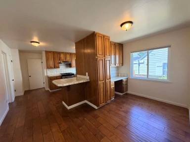Main picture of 960 Forest Ave