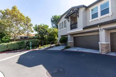 Main picture of 425 S Meadowbrook Dr Townhomes