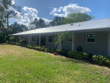 Main picture of 860 NW 10th Ter