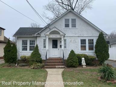 Main picture of 1756 Longfellow St