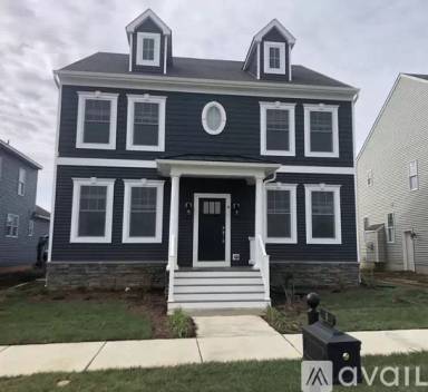 Main picture of 8 Russell Square Dr