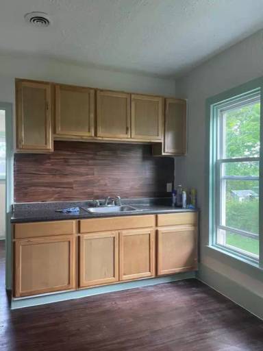 Main picture of 1089 N Main St