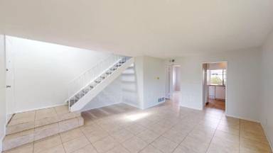 Main picture of 10 Oval Rd