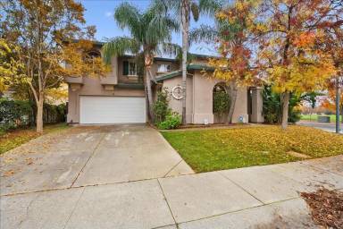 Main picture of 70 Arches Cir