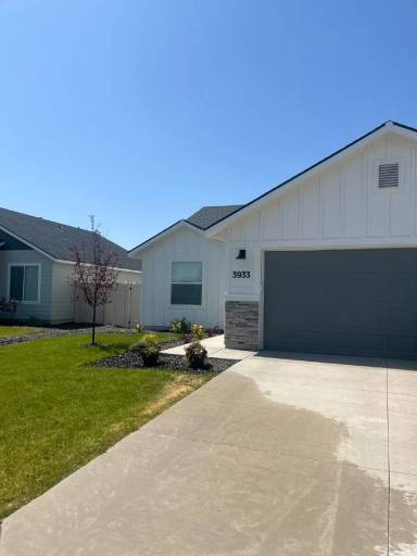 Main picture of 3933 E Syracuse St