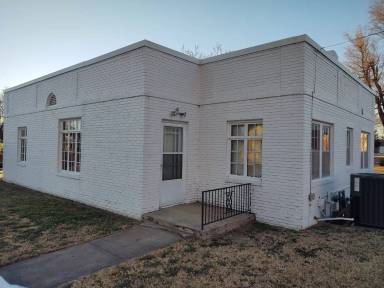 Main picture of 115 E Broadway St