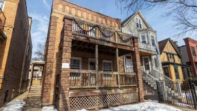 Main picture of 1326 W Roscoe St