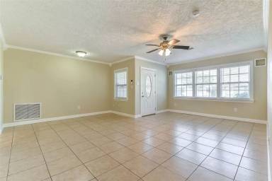 Main picture of 11 Lyncrest Dr