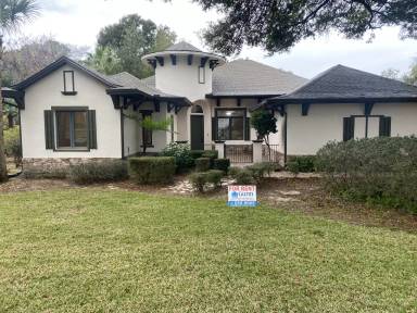 Main picture of 5204 Greens Dr