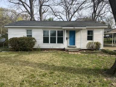 Main picture of 905 E College St