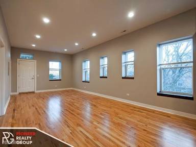 Main picture of 1923 W Montrose Ave