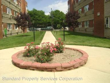 Main picture of 2400 W Balmoral Ave