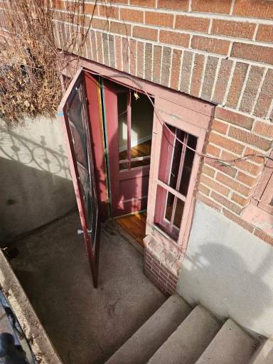 Main picture of 2410 Seymour Ave
