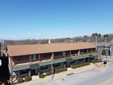 Main picture of 100 NW Main St
