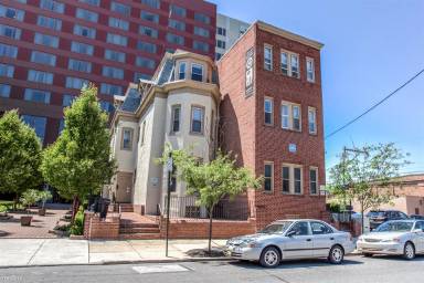 Main picture of 122 S 41st St
