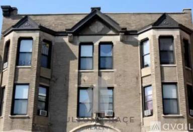 Main picture of 906 W Montrose Ave
