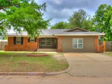 Main picture of 1502 Oakwood Dr