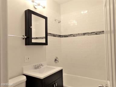 Main picture of 646 W Roscoe St