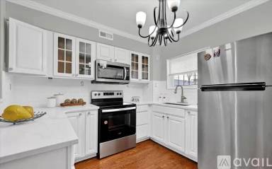 Main picture of 210 N Glover St