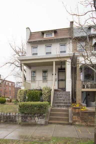 Main picture of 131 16th St NE