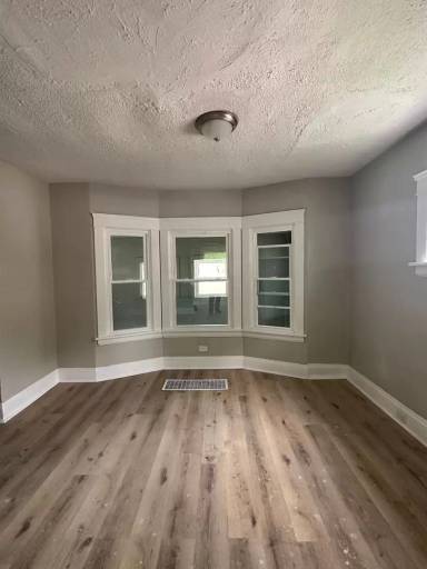Main picture of 635 E 93rd St