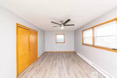 Main picture of 5834 W Montrose Ave