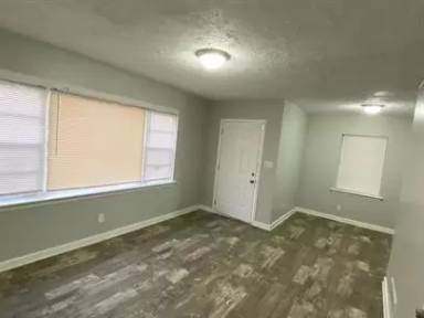 Main picture of 10 Estes Dr