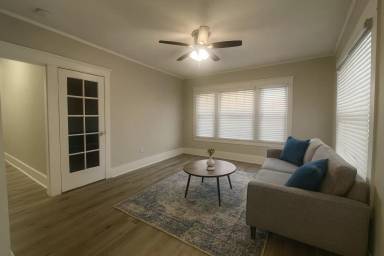 Main picture of 302 1/2 N Broadway