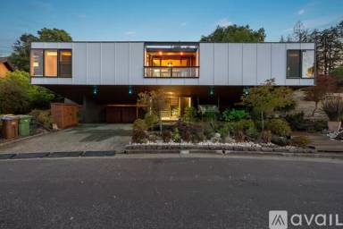 Main picture of 100 Wimbledon Way