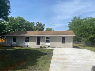 Main picture of 150 Oak Dr