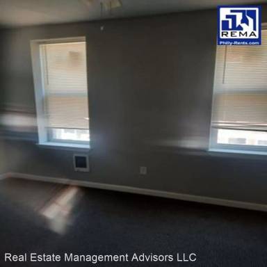 Main picture of 1028 W Monmouth St