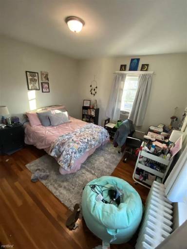 Main picture of 84 University Rd