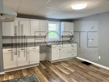 Main picture of 140 E Main St