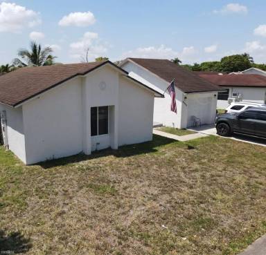 Main picture of 5940 NW 194th St