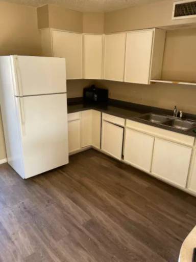 Main picture of 600 W 11th St