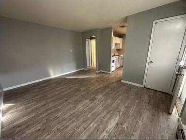 Main picture of 2430 Muscatine Ave