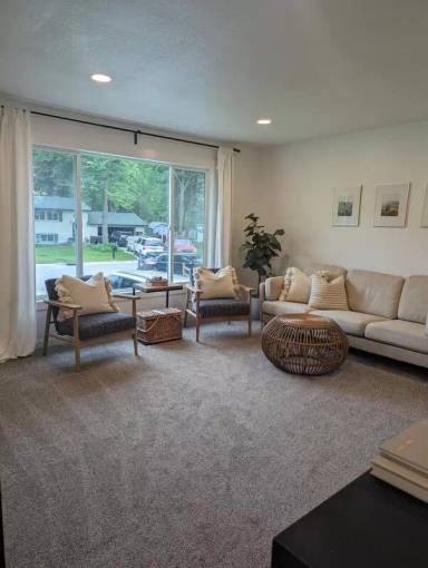 Main picture of 605 Lark Dr