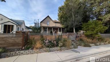 Main picture of 520 W 1st St