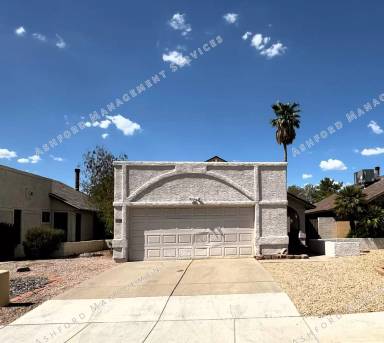 Main picture of 1050 W Estrella Dr