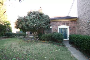 Main picture of 122 W Lake Cir