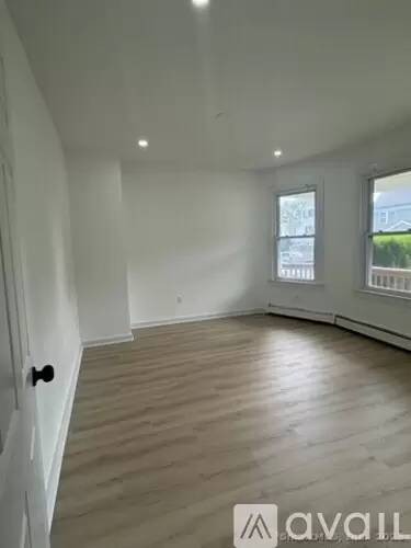 Main picture of 142 Cowles St