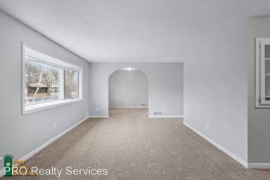 Main picture of 7470 Lakeside Rd NE