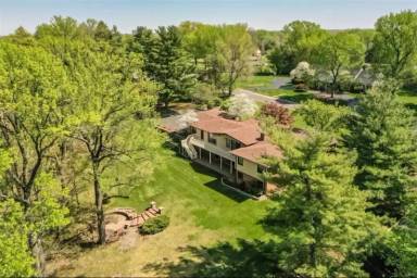 Main picture of 139 Ladue Oaks Dr