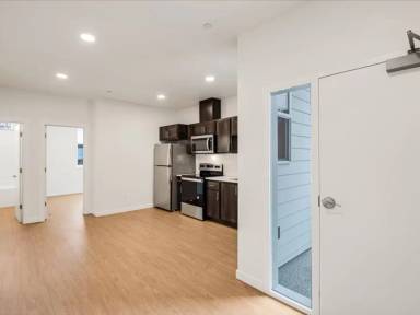 Main picture of 5042 NE Fremont St