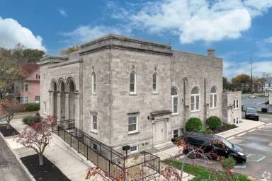 Main picture of 326 W Charles St