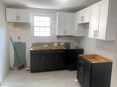 Main picture of 244 Leslie St