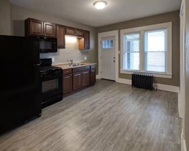 Main picture of 221 Main St. - 02